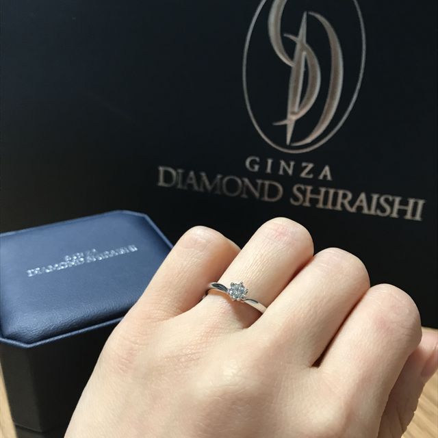 【銀座ダイヤモンドシライシの口コミ】 シンプルで手元が1番綺麗に見えたことがこの指輪を選んだ決め手です。それ…