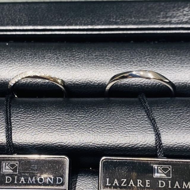 【ラザール ダイヤモンド(LAZARE DIAMOND)の口コミ】 斜めにメレダイヤがあしらわれているデザインが気に入って試着させていた…