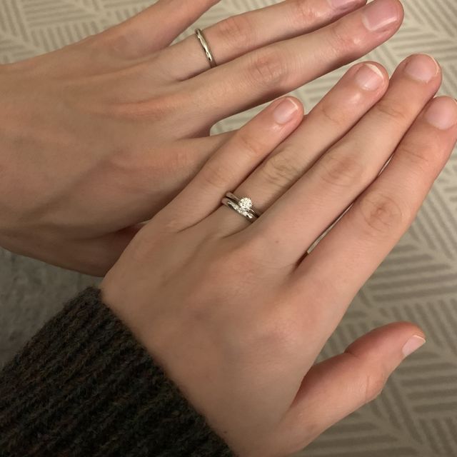 【ラザール ダイヤモンド(LAZARE DIAMOND)の口コミ】 デザインがシンプルでお互いの手に馴染みました。ダイヤモンドが明るい場…