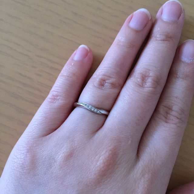 【4℃ BRIDAL(ヨンドシーブライダル)の口コミ】 指輪の似合わないタイプの指なので、とにかく私の指でもあうものを、と思…