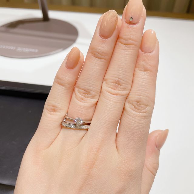 【ラザール ダイヤモンド(LAZARE DIAMOND)の口コミ】 ハーフエタニティタイプの指輪で探していました。
その中でも、センターの…