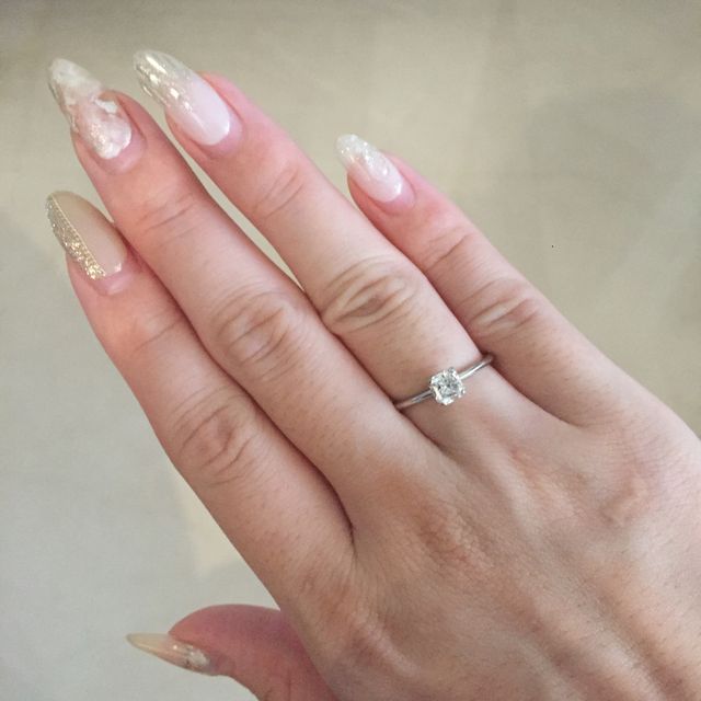 【ティファニー(Tiffany & Co.)の口コミ】 一粒ダイヤが付いているシンプルなデザインです。
リングがとても細くて指…