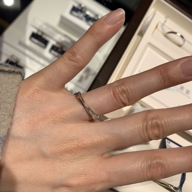 【ROYAL ASSCHER(ロイヤル・アッシャー)の口コミ】 ごつごつしない程度のダイヤが半分施されています。婚約指輪を重ね付けす…