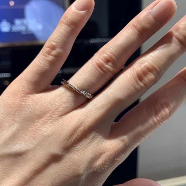 【ROYAL ASSCHER(ロイヤル・アッシャー)の口コミ】 ごつごつしない程度のダイヤが半分施されています。婚約指輪を重ね付けす…