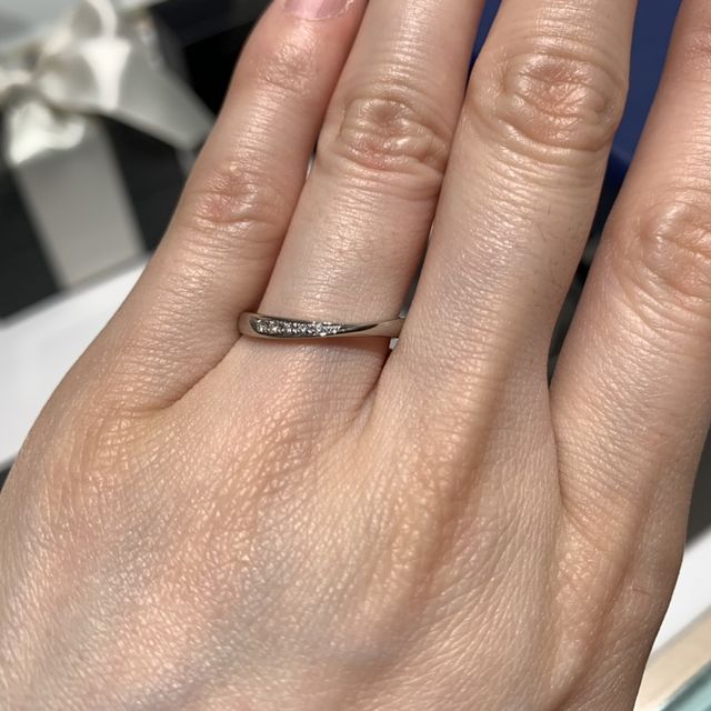 【銀座ダイヤモンドシライシの口コミ】 アップした指輪は半分だけダイヤが入っているものです。しかし自分たち的…