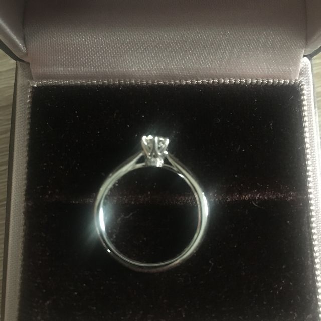 【アイプリモ(I-PRIMO)の口コミ】 デザインが気に入りました。6本のツメが特徴的でダイヤが輝いて見えます。…