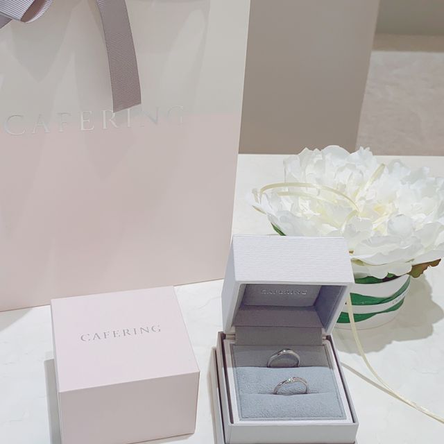 【CAFERING(カフェリング)の口コミ】 婚約指輪とセットで使えるところが決め手です。セットにするとぴったりと…