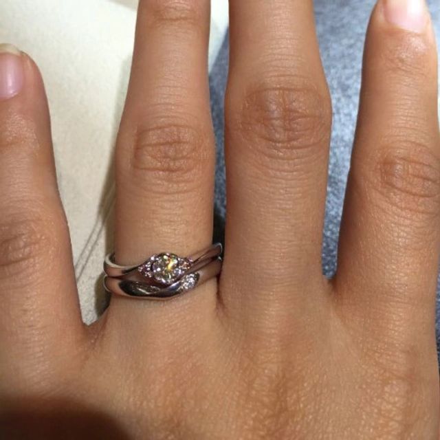 【TRECENTI(トレセンテ)の口コミ】 お花の形になっているエンゲージリングが特に気に入りました。サイドのピ…