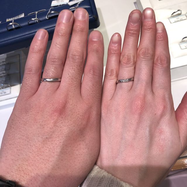 【銀座ダイヤモンドシライシの口コミ】 指輪はVラインの中でも、そこまで強調されず、流れのあるデザインで綺麗で…