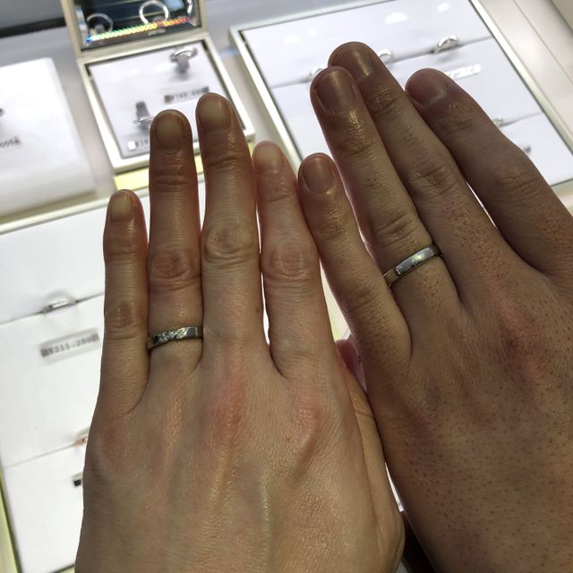 【ヴァン クリーフ＆アーペル(Van Cleef & Arpels)の口コミ】 指輪は一目見た時から、パッと目を引く印象で、女性のデザインは、真ん中…