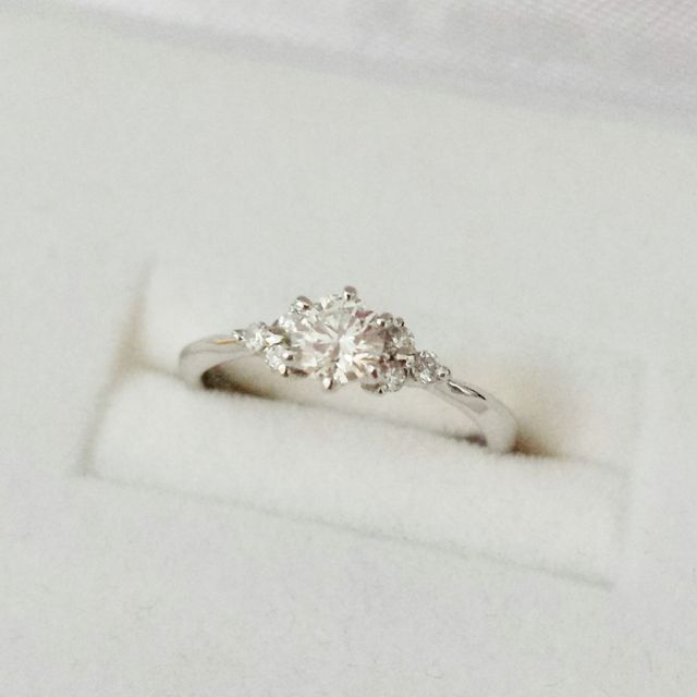 【ジュエリーツツミ(JEWELRY TSUTSUMI)の口コミ】 プラチナで0.3カラット以上のダイヤをあしらった婚約指輪を探していました…