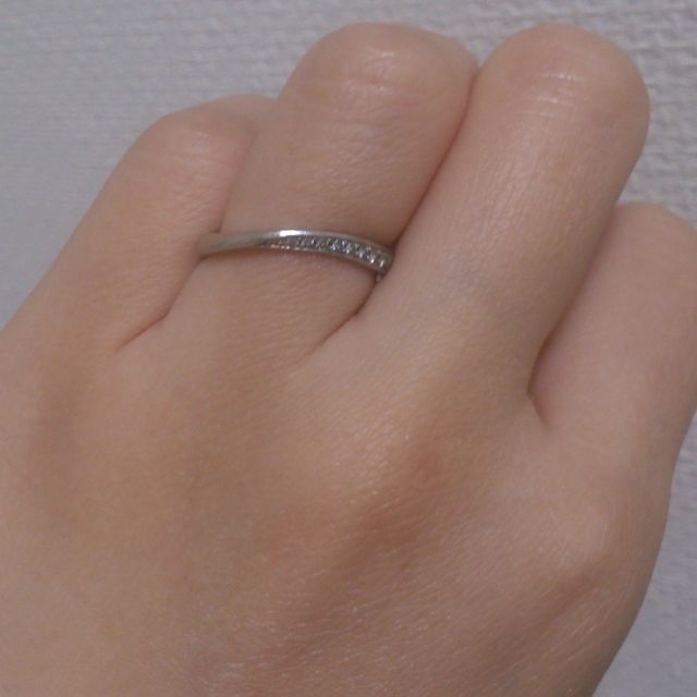 【4℃ BRIDAL(ヨンドシーブライダル)の口コミ】 決め手はこの指輪を試着した際に、他の人から見る角度からはダイヤモンド…