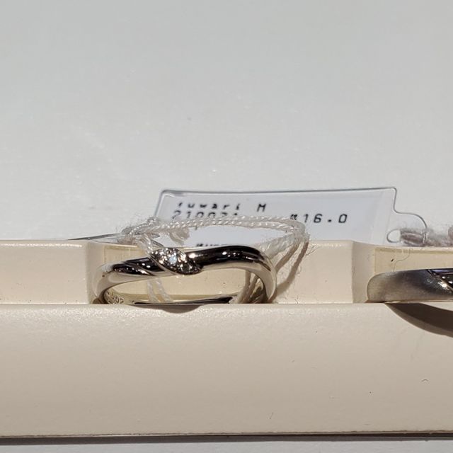 【AFFLUX(アフラックス)の口コミ】 男性指輪が、マットな雰囲気の素材で、かつお洒落な模様が入っており、キ…