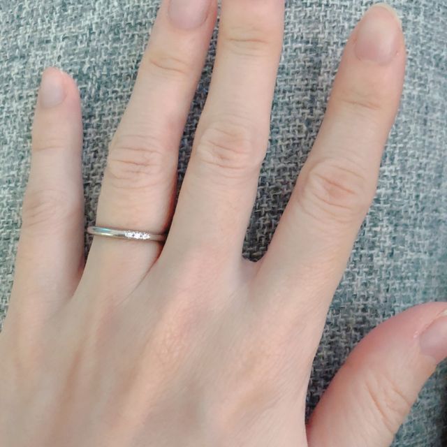 【ティファニー(Tiffany & Co.)の口コミ】 指輪のデザインはダイヤが三連で連なっています。一連の指輪もあったので…