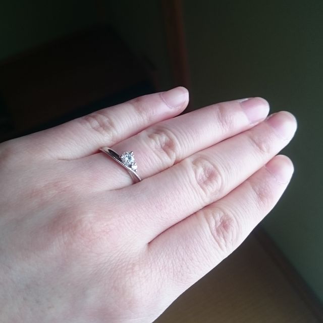 【Une Mariage(アンマリアージュ)の口コミ】 指輪が似合わない指なので、合うのもをいろいろ試着させてもらって、つけ…