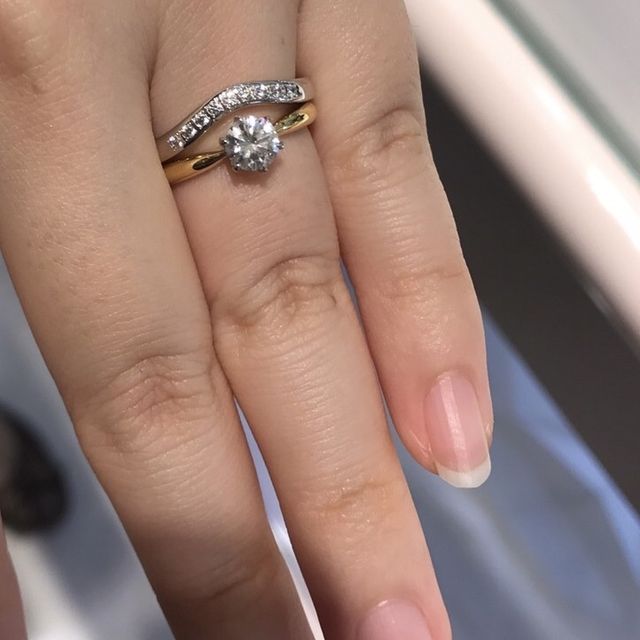 【TRECENTI(トレセンテ)の口コミ】 婚約指輪と重ね付けして似合う指輪探しており、同じデザインのプラチナと…