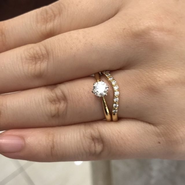 【TRECENTI(トレセンテ)の口コミ】 婚約指輪と重ね付けして似合う指輪探しており、同じデザインのプラチナと…