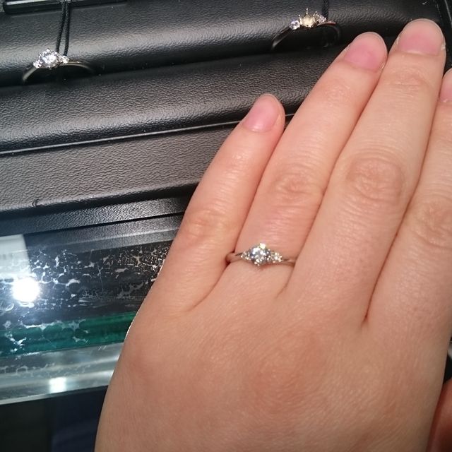 【ラザール ダイヤモンド(LAZARE DIAMOND)の口コミ】 中央のダイヤモンドの両サイドにメレダイヤが配置されていて、実際のカラ…