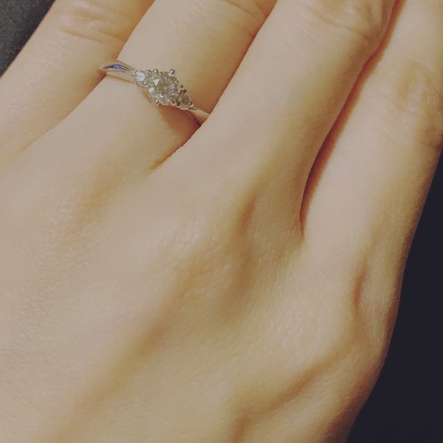 【4℃ BRIDAL(ヨンドシーブライダル)の口コミ】 ①デザイン
・ソリティアの出っ張りが出すぎてるのが苦手なので控えめなも…