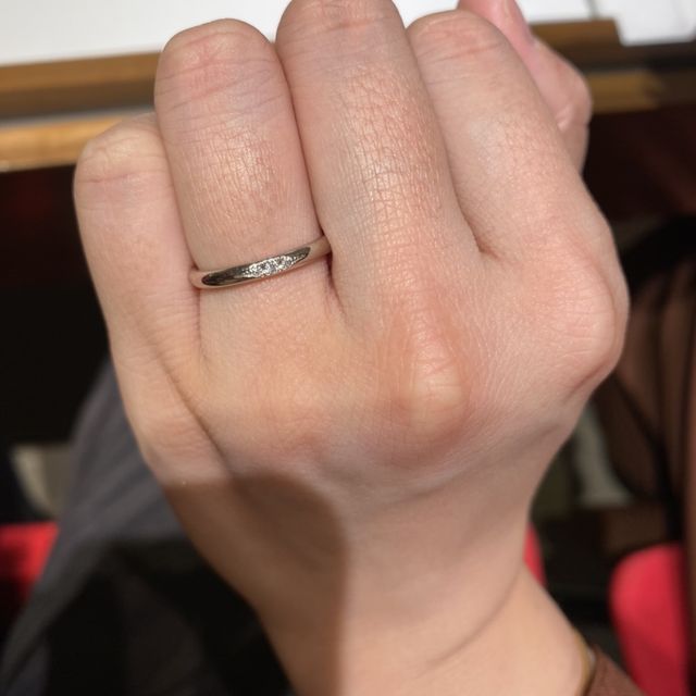 【銀座ダイヤモンドシライシの口コミ】 プラチナの素材で、小さめのダイアモンドが３つあしらわれたものです。百…