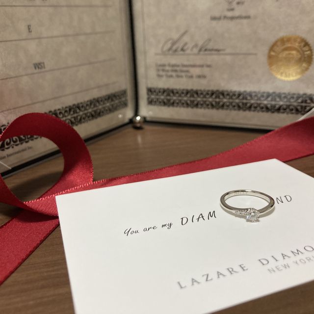 【ラザール ダイヤモンド(LAZARE DIAMOND)の口コミ】 ダイヤは大きすぎず、手に馴染む大きさを選んだつもりでしたが、輝きが素…