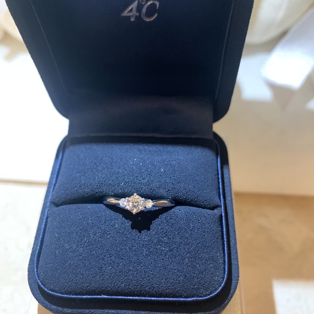 【4℃ BRIDAL(ヨンドシーブライダル)の口コミ】 最初は知名度の高い海外ブランドが良いと思い、色々と検討していましたが…