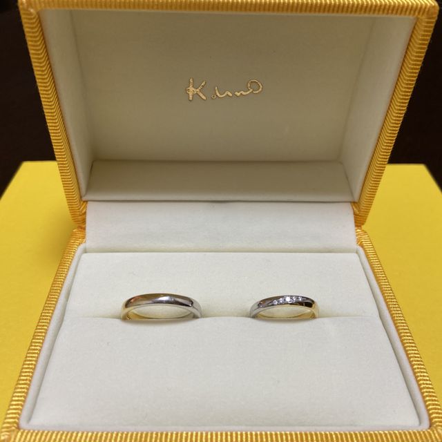【ケイウノ ブライダル(K.UNO BRIDAL)の口コミ】 シンプルなデザインではあるが、プラチナとゴールドの2トーンでデザイン性…