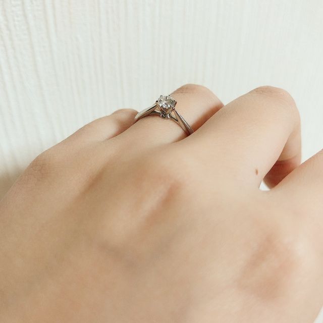 【銀座ダイヤモンドシライシの口コミ】 ソリティアタイプの高さのあるデザインが好みなので、デザインはセントグ…