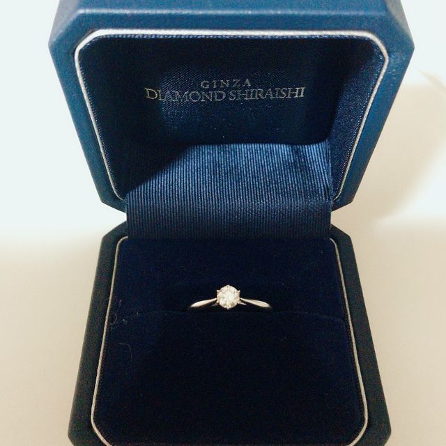 【銀座ダイヤモンドシライシの口コミ】 ソリティアタイプの高さのあるデザインが好みなので、デザインはセントグ…
