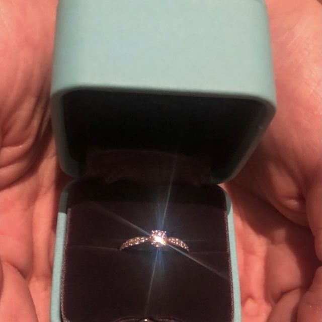 【ティファニー(Tiffany & Co.)の口コミ】 指輪のダイヤの綺麗さと半周に着いている小さなダイヤがとても可愛らしく…