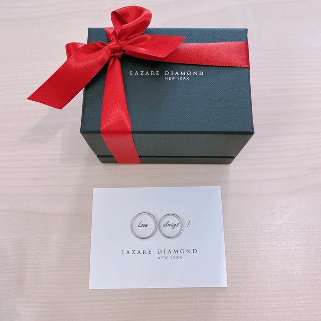 【ラザール ダイヤモンド(LAZARE DIAMOND)の口コミ】 初めはU字やデザインのある指輪にしようと思い探していました。
でも、試…