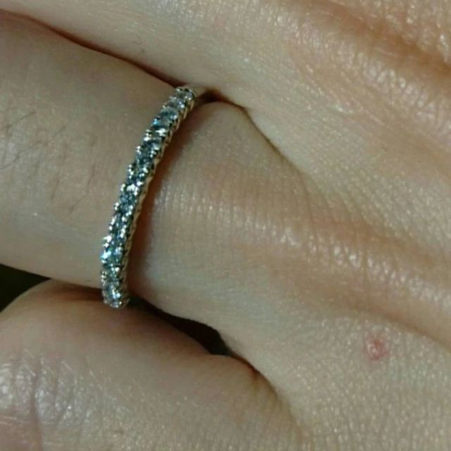 【銀座ダイヤモンドシライシの口コミ】 連なるメレダイヤが華やかな印象を与えるハーフエタニティーリングです。…