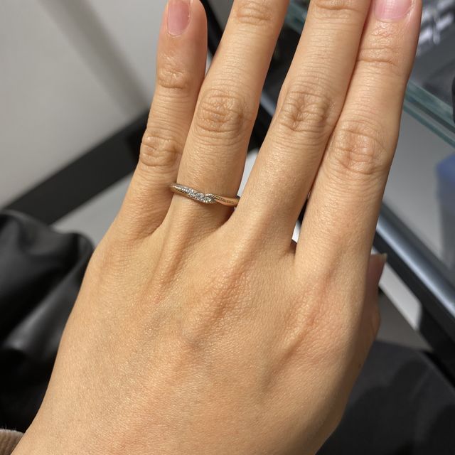 【エクセルコダイヤモンド(EXELCO DIAMOND)の口コミ】 ミルウチがとても綺麗、ダイヤが真ん中に３つ付いていて輝きが綺麗、指輪…