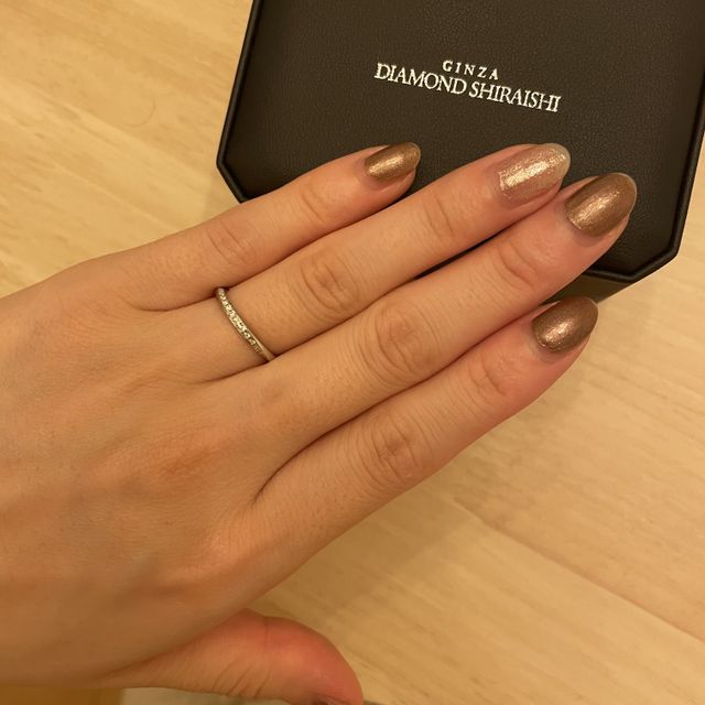 【銀座ダイヤモンドシライシの口コミ】 細いタイプなので、着用時も付けている感が少なく馴染みやすいです。
細か…