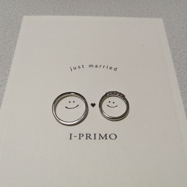 【アイプリモ(I-PRIMO)の口コミ】 新郎側の回答:→シンプルだけどよく見ると波うつような形だったり、凝…