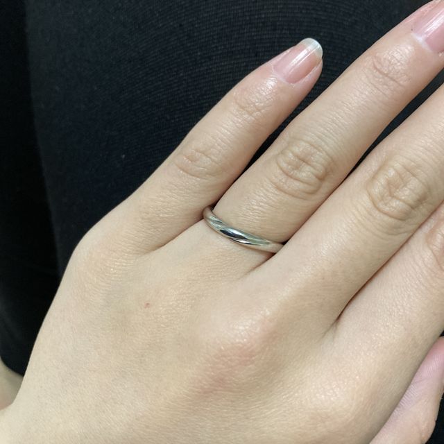 【4℃ BRIDAL(ヨンドシーブライダル)の口コミ】 ウェーブタイプの指輪は、短い指でも綺麗に見せてくれるのだと店員さんに…