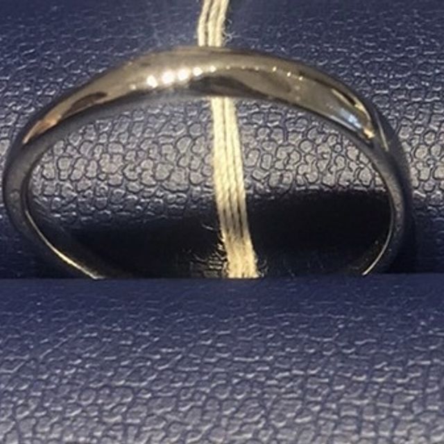 【銀座ダイヤモンドシライシの口コミ】 複数の指輪を拝見しましたが、指輪の輝きと少しウェーブがかかったデザイ…