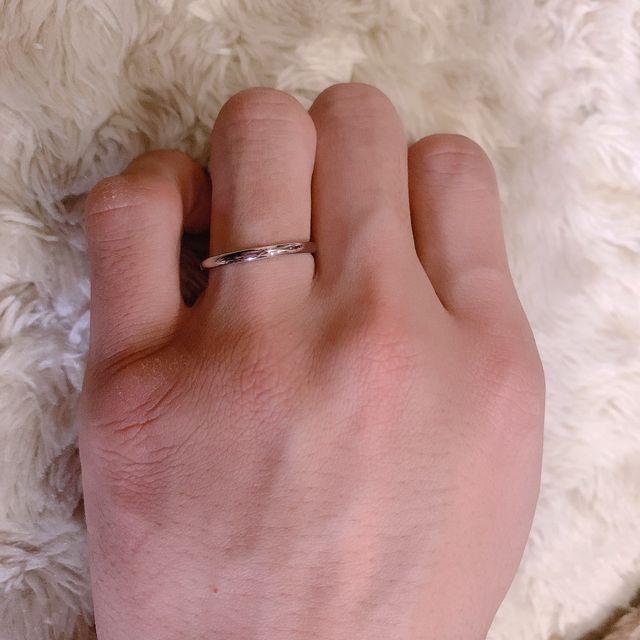 【銀座ダイヤモンドシライシの口コミ】 デザインはそこまで凝っていなく、剛性を重視して指輪選びをしました。
そ…