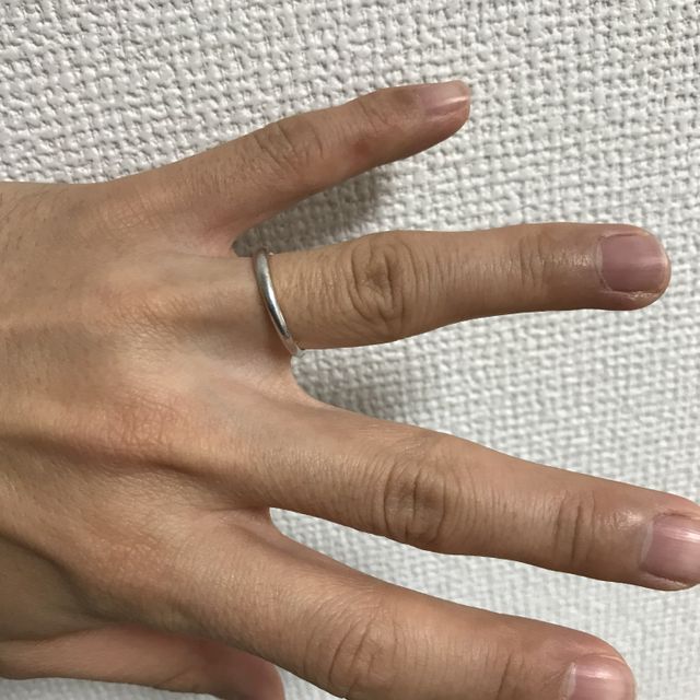 【ラザール ダイヤモンド(LAZARE DIAMOND)の口コミ】 デザインがシンプルですが、リングの内部がピンクゴールドとなっており、…