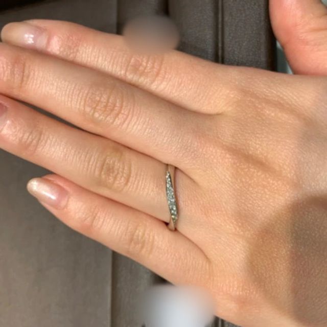 【アイプリモ(I-PRIMO)の口コミ】 ウェーブ状になっているデザインであり、指が長く綺麗に見える効果があり…