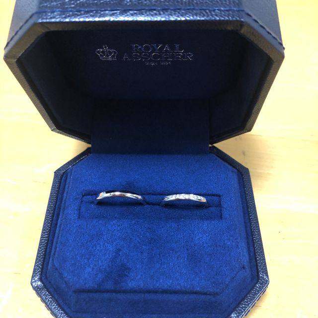 【ROYAL ASSCHER(ロイヤル・アッシャー)の口コミ】 いろいろな指輪を拝見している中、
その中でも1番ダイヤがすごく輝いてい…