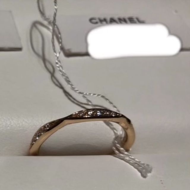 【シャネル(CHANEL)の口コミ】 カメリアコレクションのエタニティリングを試着させてもらいました。
CHAN…