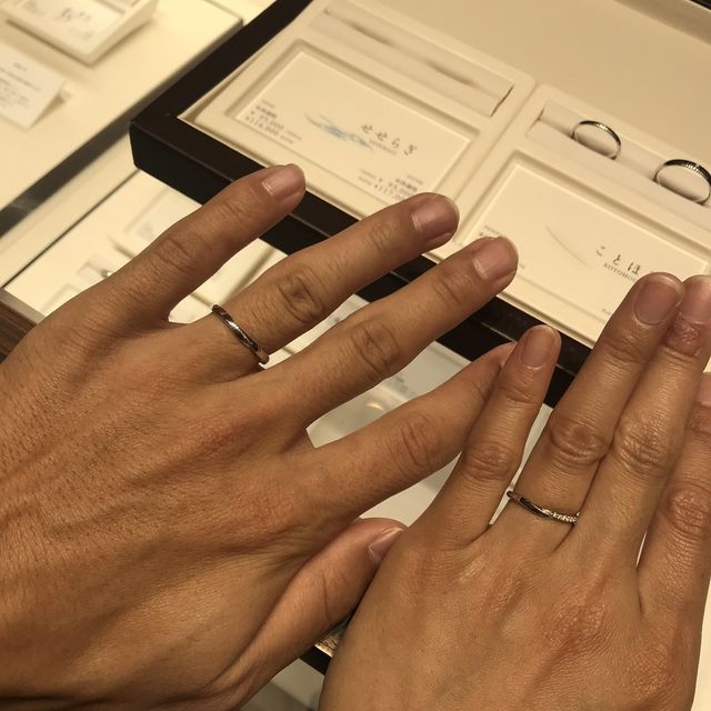 【俄(にわか)の口コミ】 デザインはシンプルなものですが、指輪に捻りが加えられており飽きないデ…