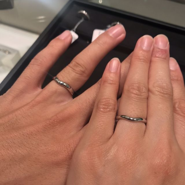 【ティファニー(Tiffany & Co.)の口コミ】 シンプルですが中心に若干窪みがありかわいらしいデザインです。指輪は他…