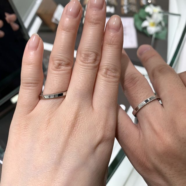 【ORECCHIO(オレッキオ)の口コミ】 上下にミル打ちが入っており、真ん中に横中の四角いエメラルドカットのダ…