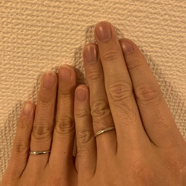 【4℃ BRIDAL(ヨンドシーブライダル)の口コミ】 ダイヤモンドもついていないとてもシンプルな指輪ですが表面が少しウェー…