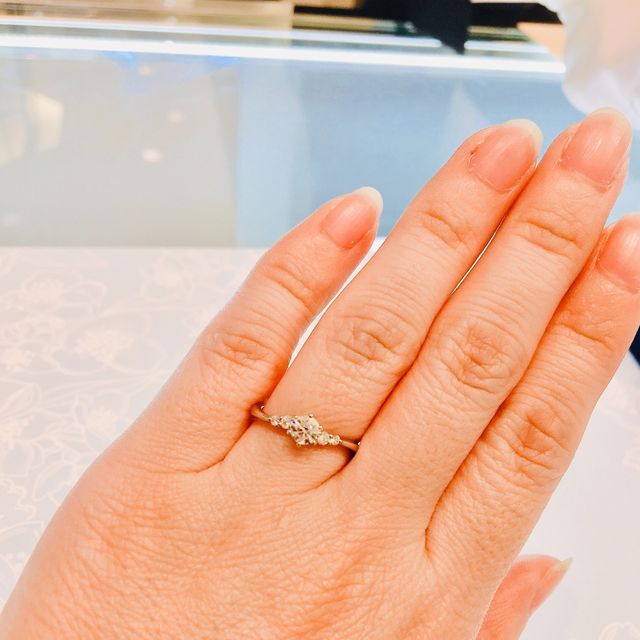 【ヴァンドーム青山(VENDOME AOYAMA)の口コミ】 ウェーブタイプのもので脇石がついているものが希望で出してもらった指輪…