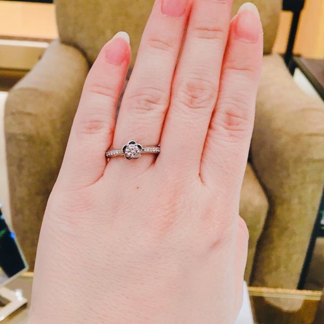 【シャネル(CHANEL)の口コミ】 一目惚れしたカメリアの指輪。
こちらはアームにダイヤがあるタイプのもの…