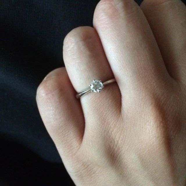 【エクセルコダイヤモンド(EXELCO DIAMOND)の口コミ】 シンプルなデザインのエンゲージリングですが、その分ダイヤモンドの輝き…