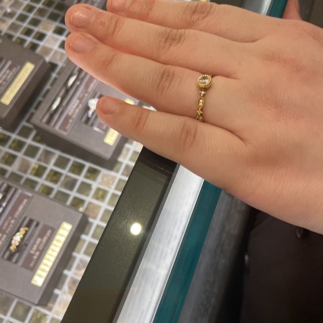 【PAVEO CHOCOLAT(パヴェオショコラ)の口コミ】 あまり他で見ないデザインで目に入ったため試着しました。イエローゴール…